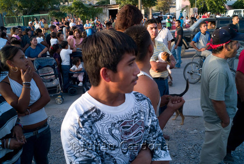 Crime scene crowd, Juárez, 2008
