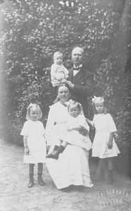 Dr. Laurids Karl Larsen, b. 1881 with wife Olia Gudrun Marie, born Johansen in 1882 With their