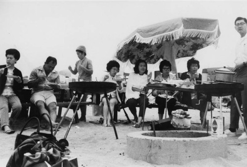 Japanese Americans at picnic