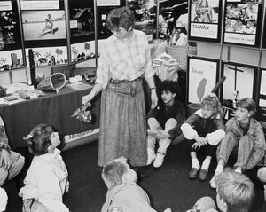 DMS Missionsudstillin i Aabenraa, 1988. Børne- og ungdomssekretær, Anne Margrethe Roesen Nielsen, er en god formidler til børn