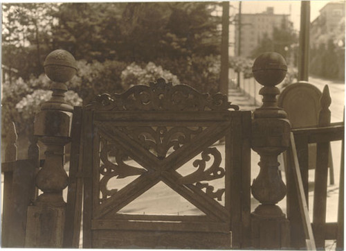 [Gate outside the Humphrey house, Chestnut and Hyde streets]