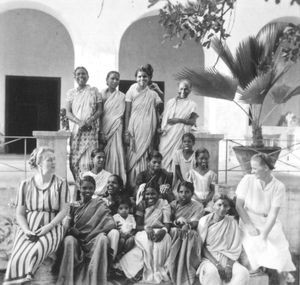 Panruti, Arcot Sydindien. Ladies Club (sv.til Women's Fellowship). DMS missionærer Lydia Larsen (tv) og Petra Andersen (th)