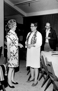 Lands-kvindestævne 1972 på Nyborg Strand. Fru Estrid Christiansen og fru Anna Mikaelsen. I baggrunden ses missionssekretær Karl Erik Wienberg