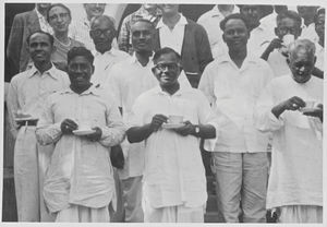 NELC, Nordindien. Fra Synodemødets frikvarter. Missionær Lis (Elisabeth) Krohn ses bagerst til venstre