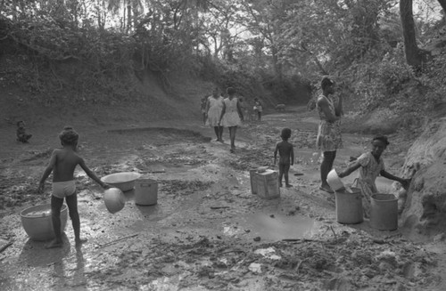 Collecting water, San Basilio de Palenque, 1977