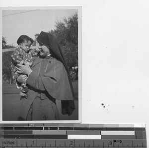 Maryknoll Sister with Korean orphan at Fushun, China, 1939
