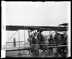 Aviator Glenn Curtiss and his wife Lena with a Curtiss biplane at Dominguez Field, 1909