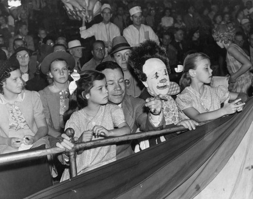 Joe E. Brown and daughters at the circus