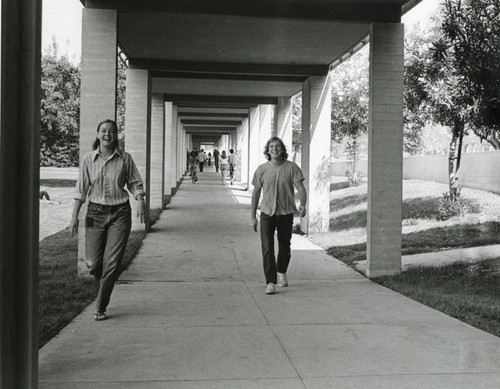 Students walking toward McConnell Center, Pitzer College