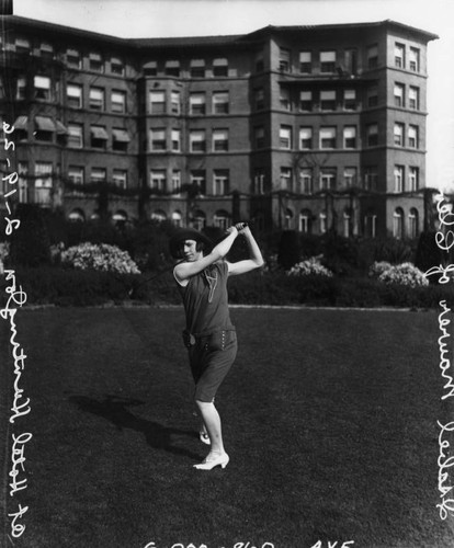 Isabel Maurer practising her golf swing