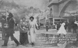 Ocean Front at beginning of fire, Sept. 3, 1912, Ocean Park, Cal
