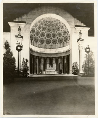 [Arch and fountain in the Palace of Food Products at the Panama-Pacific International Exposition]