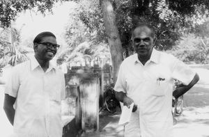 To indiske læger i Vadathorasalur, Arcot, Sydindien, 1971: Dr. Thangaraj (tv) og overlæge ved hospitalet, Dr. Daniel