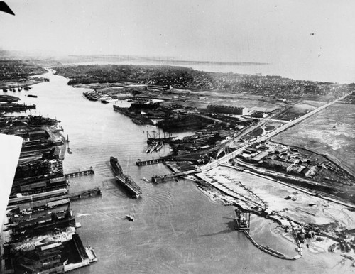 Oakland Estuary [picture] : from the air, 1919