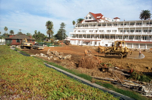 Duchess of Windsor cottage is moved from 1125 Flora to the Hotel del Coronado, 1999