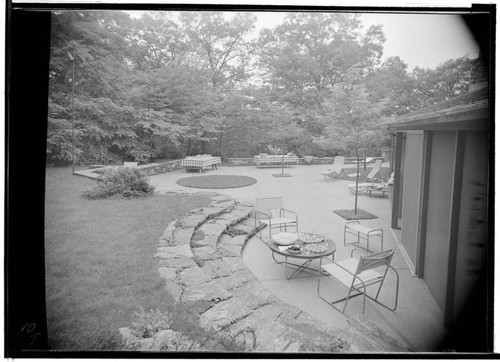Pace Setter House of 1953 [Hoefer residence]: "Joe's Book". Outdoor living space