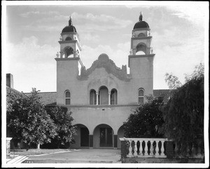 Exterior view of the Burrage (or Berriage?) residence in Redlands, ca.1900