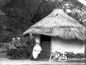 European family in front of a hut, South Africa, ca. 1896-1911