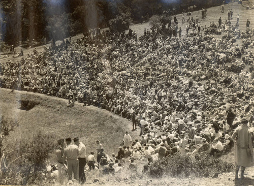 The audience for the 1932 Mountain Play, Rob Roy, on Mount Tamalpais [photograph]