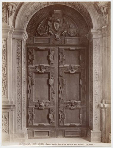No. 18621. Venezia - Palazzo Ducale. Scale d'Oro. porta in legno scolpito. (XVI secolo.)