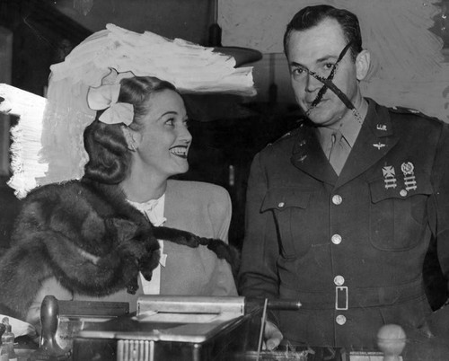Dorothy Lamour applies for marriage license