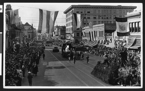 Floats moving down Colorado Street during the Rose Parade in Pasadena, ca.1926