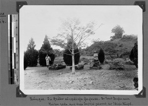Missionary Bachmann at missionaries' graves, Rungwe, Tanzania, ca. 1908-1916