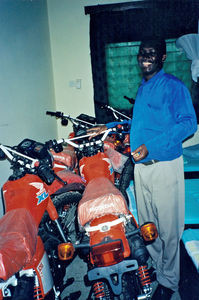 Der er ankommet 8 motorcykler til præsterne på Zanzibar - sponsoreret af Vereinigte Evangelische Mission i Wuppertal, 2002