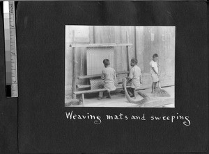 Chinese boys weaving mats, Fuzhou, Fujian, China, ca. 1910