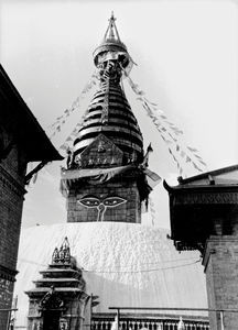 Kathmandu, Nepal 1990. Swayambhunath Stupa, et tempel/helligsted for tibetansk buddhisme. Og samlingssted for unge fra Vesten