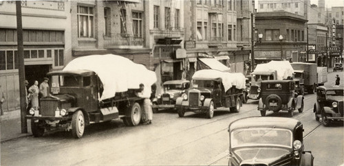 [Convoy of food trucks arriving in San Francisco during the general strike of 1934]