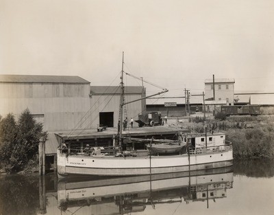 Stockton - Harbors - 1920s: Stockton City at dock