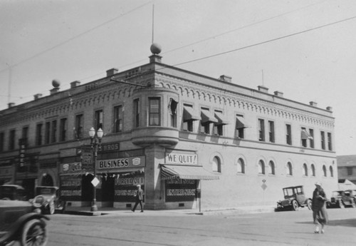S. E. corner of Bush and 4th, Reinhaus Bros. store in view, about 1928