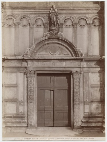 No. 18524. Venezia - Chiesa di S. Zaccaria. La porta (XV secolo). la statua del santo è di A. Vittoria