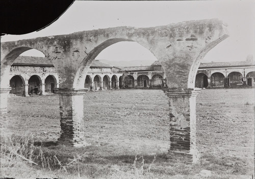 Photograph of inner courtyard at Mission San Juan Capistrano