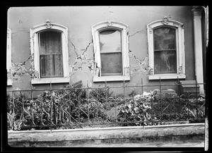 Sixteenth Street, showing vibrations by cracks in a wall, San Francisco, 1906