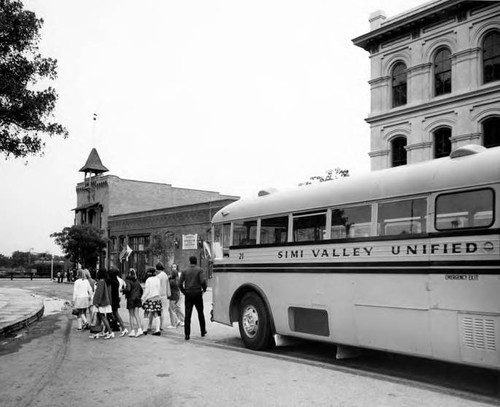 "Simi Valley Unified" school bus on Calle de la Plaza, unloading passengers