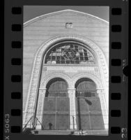 Earthquake damage to Breed Street Synagogue's façade in Los Angeles, 1987