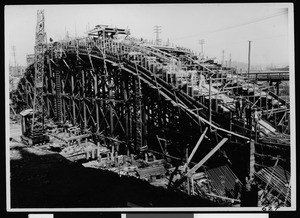 Construction of a large arch in 4th Street Viaduct