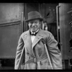 Charles W. Paddock arrives at the train station with crutches, Pasadena ...