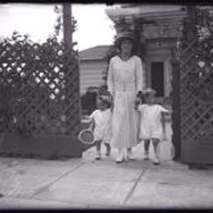 Tennis player May Sutton Bundy with her children, Los Angeles, 1910s ...
