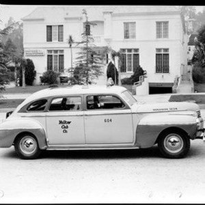 TAXi('97仏)　1&2&3&4 De Soto taxi cab owned by the Yellow Cab Company parked on a