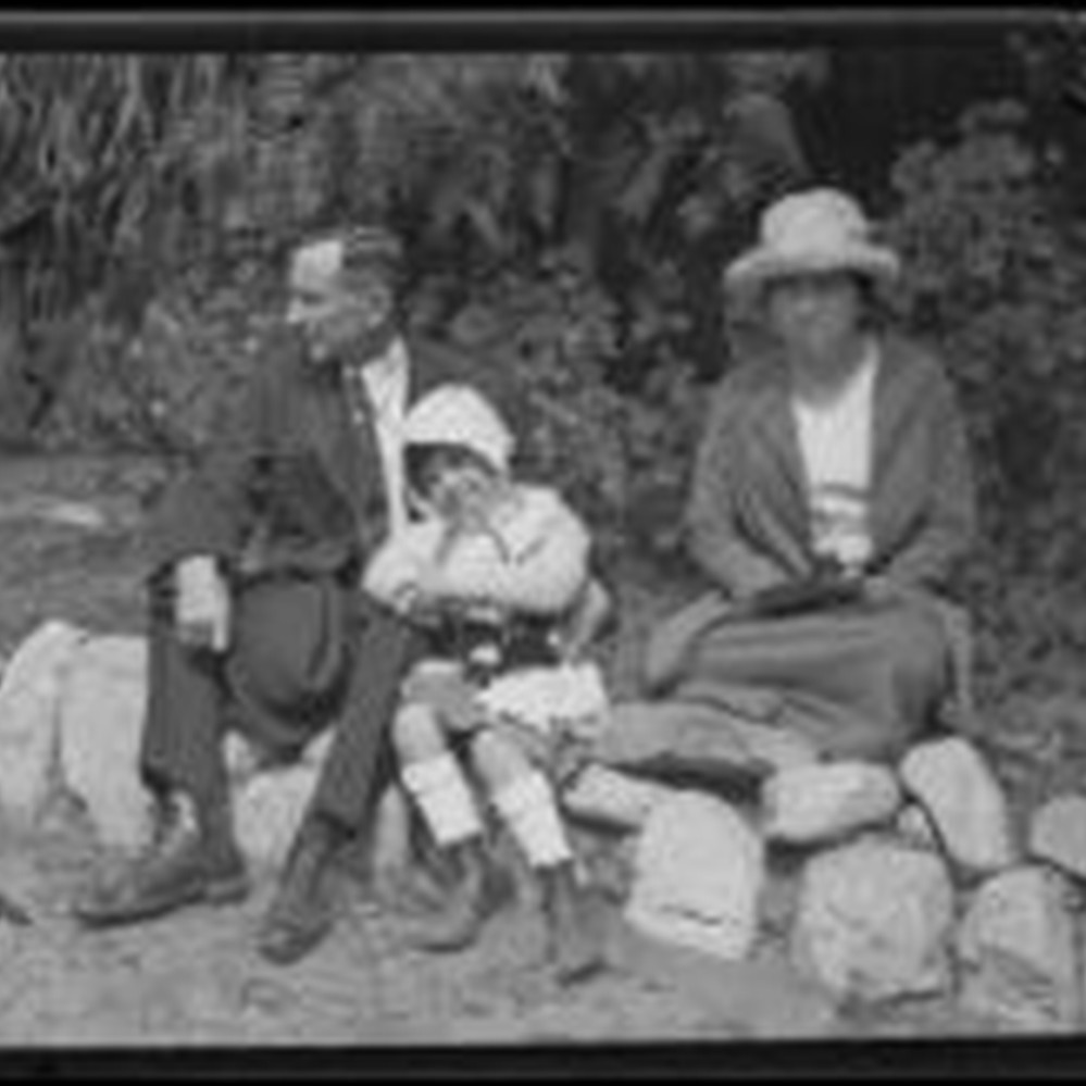 Murder suspect Louise Peete with her daughter Betty and husband Richard, La  Crescenta, 1920 — Calisphere, image size:999x999