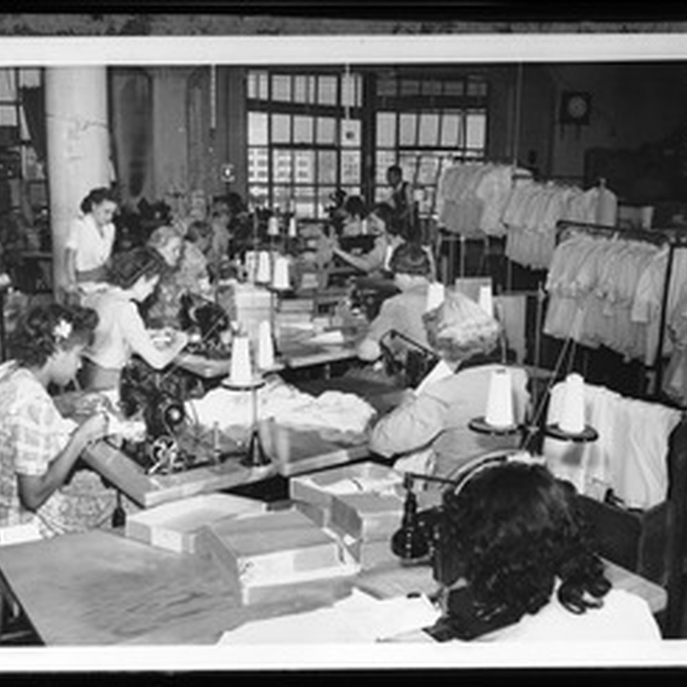 Female workers assembling shirts at a Garment District factory in Los  Angeles, 1940-1950  Calisphere