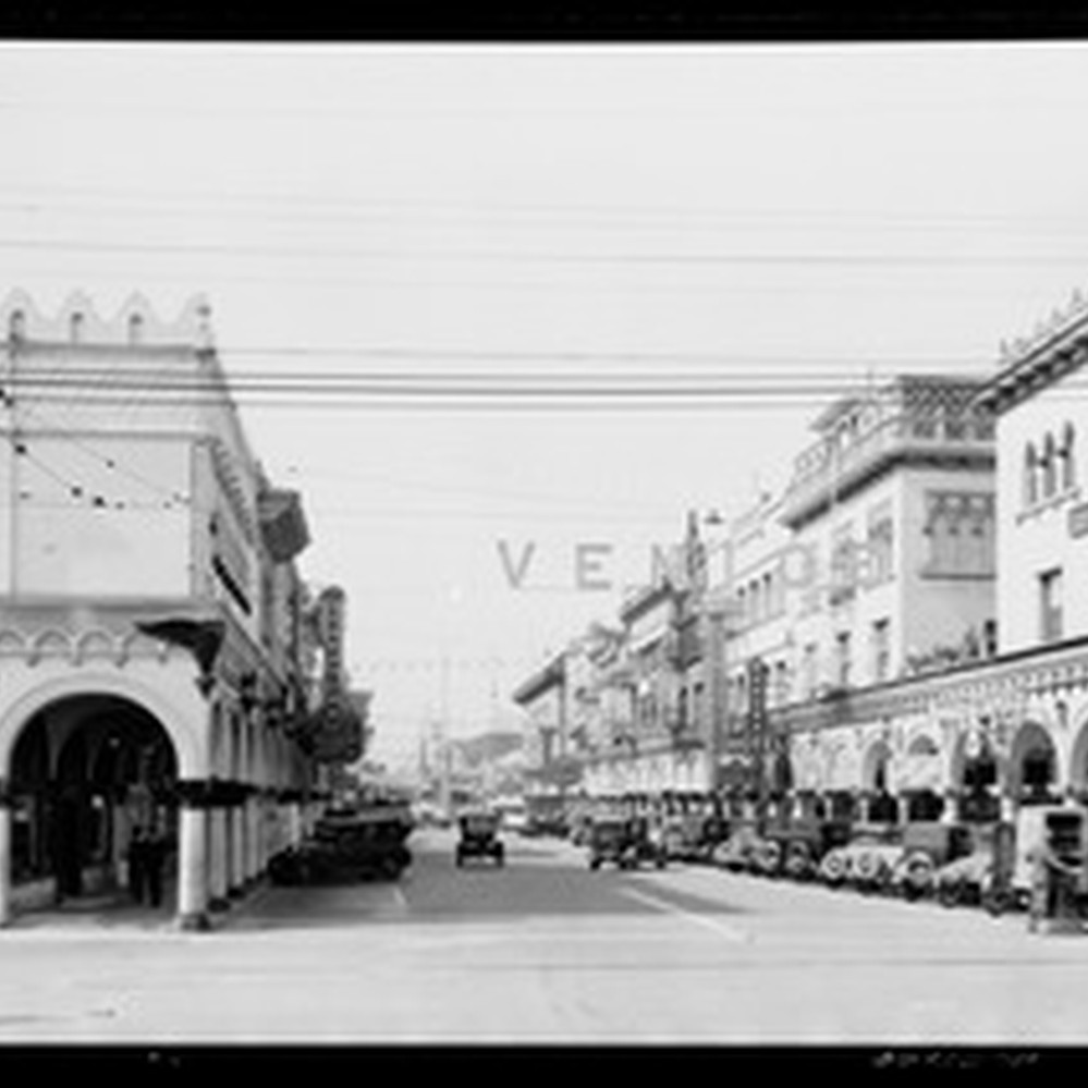 View of Windward Avenue in Venice Beach, showing many cars along