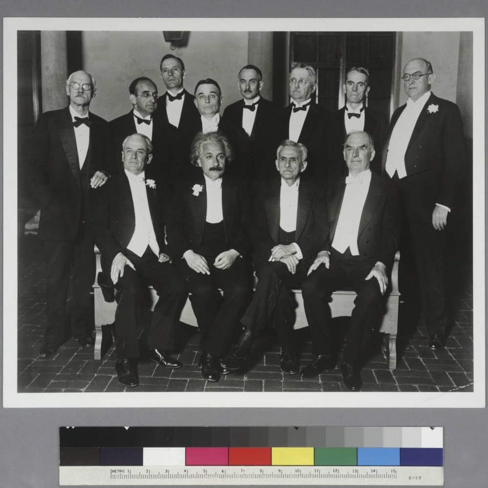 Group portrait of Albert Einstein, Edwin Powell Hubble, and other  scientists at the California Institute of Technology — Calisphere, image size:999x999
