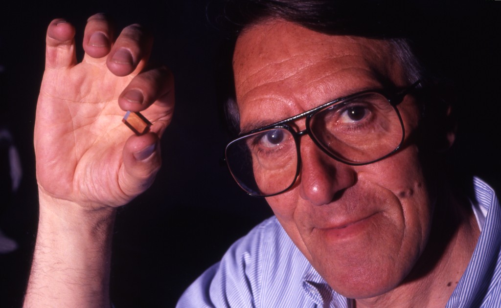 Peter Rentzepis and memory cube. — Calisphere