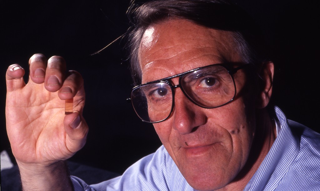 Peter Rentzepis and memory cube. — Calisphere